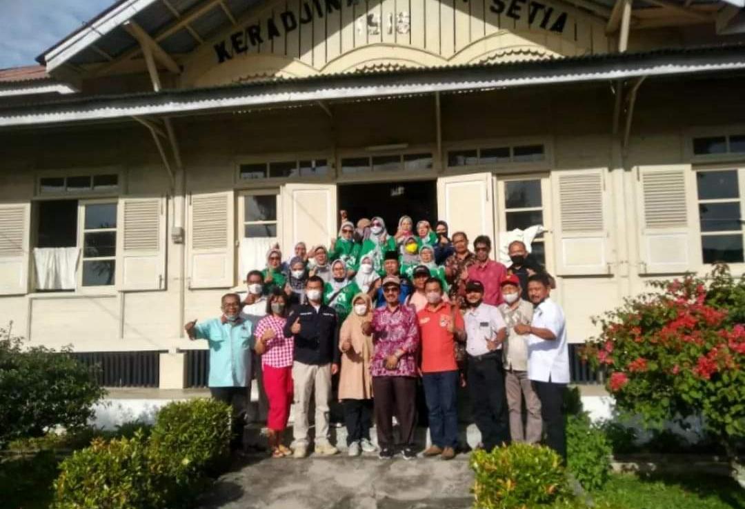 Pemprov Sumbar bersama Polda dan PWI Sumbar di kediaman tokoh pers asal Sumbar, Kota Sawahlunto, Sabtu (19/2/22).