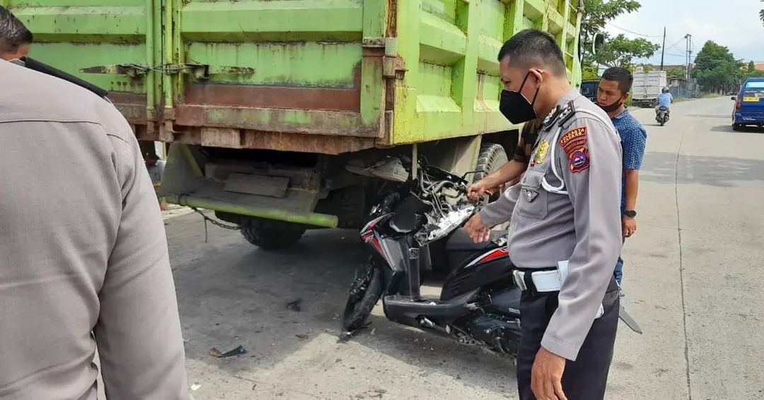 Honda Beat menabrak truk engkel bernomor polisi BA 5025 OH di Jalan Raya Lubuk Begalung, Kota Padang, pada Selasa (22/2/22).