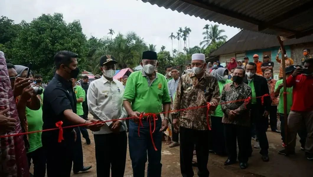 Pemberian bantuan Huntara bagi korban gempa Pasbar oleh Badan Peradilan Umum MA RI, Kamis (17/3/22).