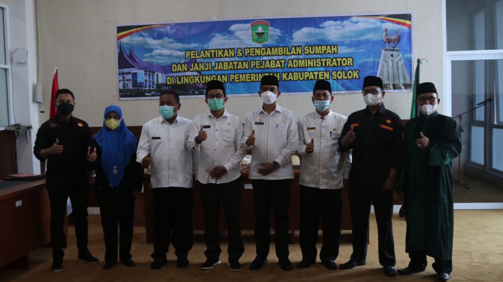 Pelantikan dan pengambilan sumpah dan janji jabatan pejabat administrator di lingkukan Pemerintah Kabupaten Solok, pada Jumat (11/3/22) hari ini di ruang rapat Sekretariat Daerah Kabupaten Solok.