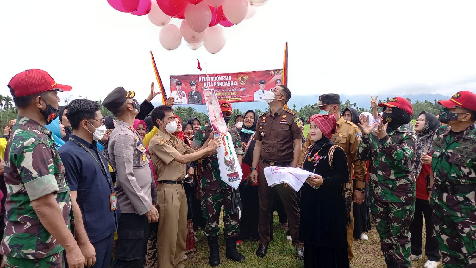 Peresmian Kampung Pancasila di Jorong Ampang Kamang, Nagari Sungai Dareh, Kecamatan Pulau Punjung, Kabupaten Dharmasraya, Selasa (15/3/22).