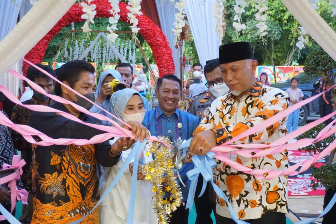 Buya Mahyeldi meresmikan objek wisata HV Tang Ayia di Sungai Lansek, Kamang Baru, Kabupaten Sijunjung, Minggu (20/3/22).