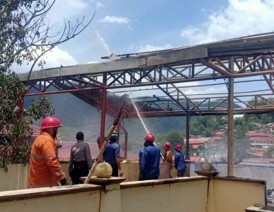 Pasar los Sawahlunto yang terbakar