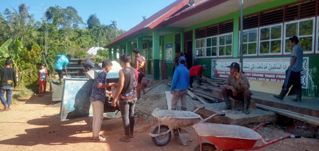 Goro bersama mencor halaman MTsS Taratak Teleng, Sabtu (26/3/22).