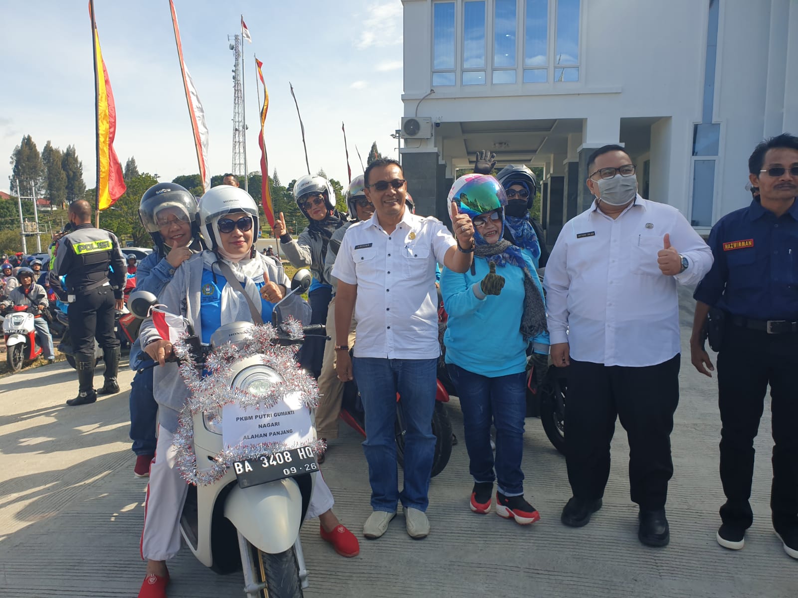 Pelepasan peserta touring sepeda motor santai oleh Ketua Umumm Hari Jadi Edisar, Rabu (23/3/22).