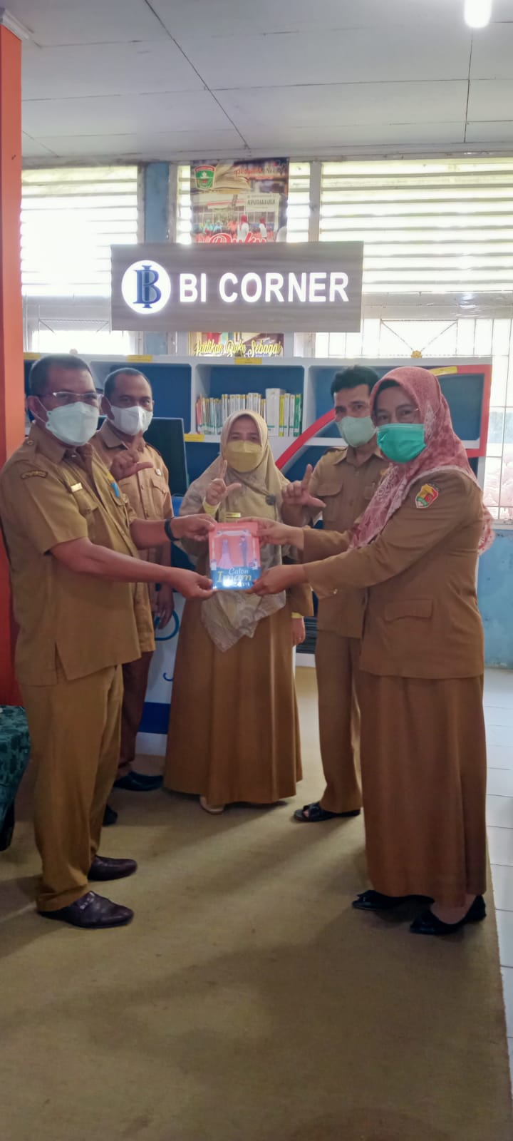 Sekretaris Dinas Perpustakaan dan Kearsipan Kabupaten Solok, Drs.Zulmarnus saat menerima buku dari penulis Zulfia Oktafiani, Selasa (1/3/2022) di Gedung Perpustakaan Koto Baru.