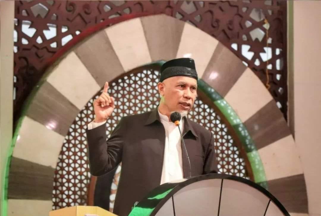 Gubernur saat memberikan sambutan kegiatan Subuh Mubarokah bulanan ASN lingkup Pemprov Sumbar, di Masjid Raya Sumbar, Minggu (6/3/2022)