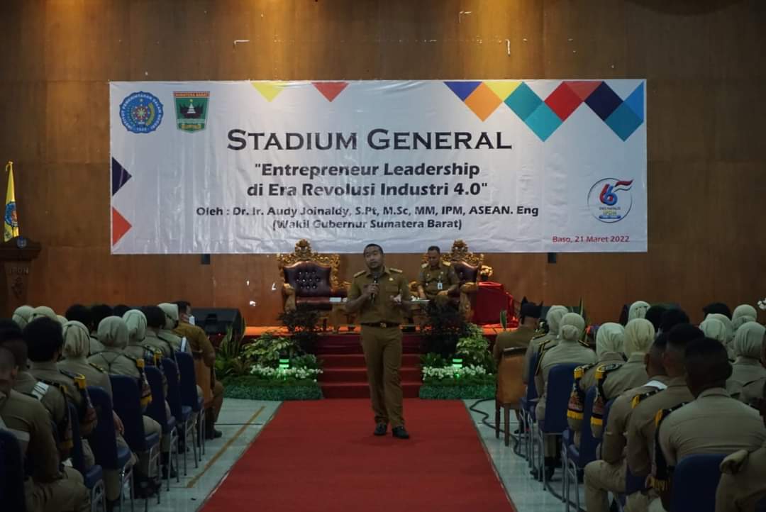 Wagub Sumbar saat memberikan Kuliah Entrepreneur Leadership 4.0 di Stadium General di IPDN Baso, Senin (21/03/2022).