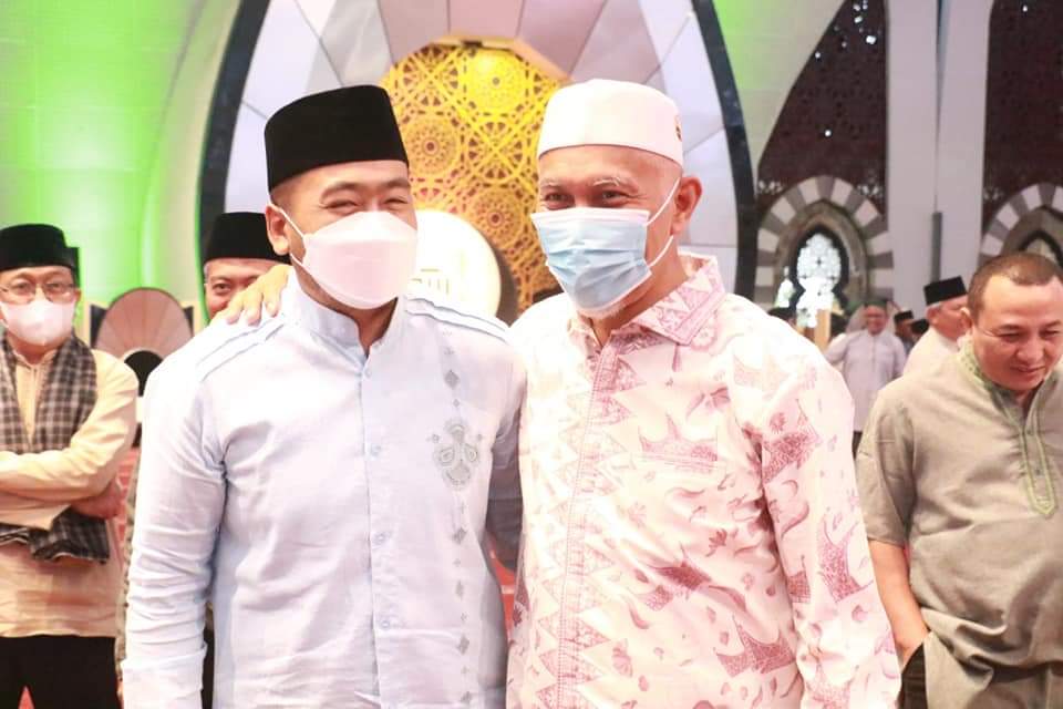 Gubernur Sumbar Buya Mahyeldi bersama Wagub Audy Joinaldy dalam kegiatan Subuh Mubarokah di Masjid Raya Sumbar, Minggu (3/4/22).