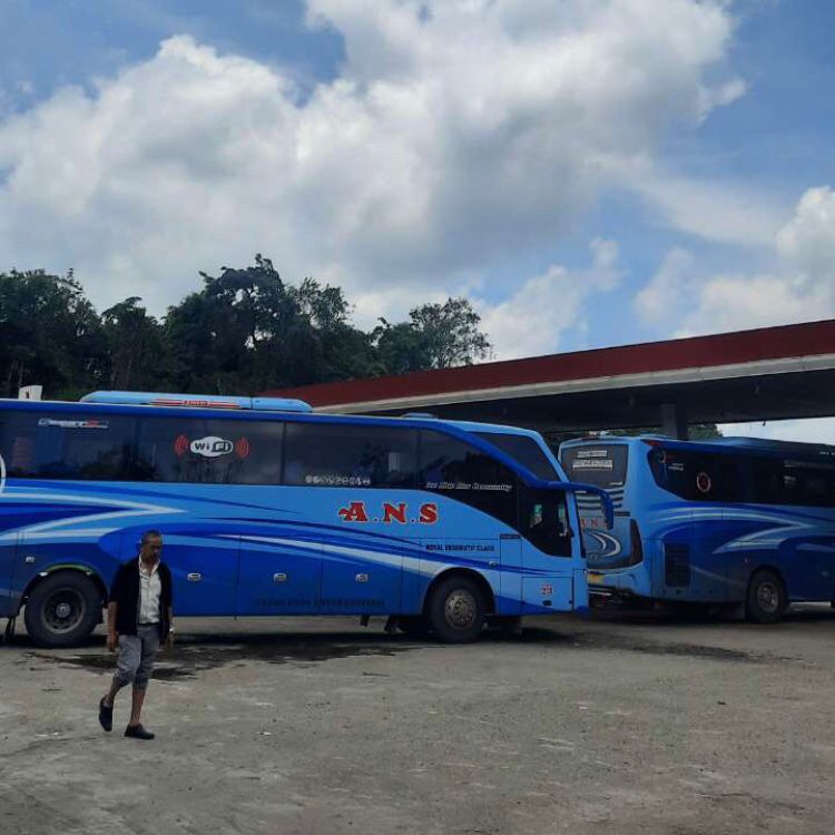 Bus rute Jakarta-Padang.