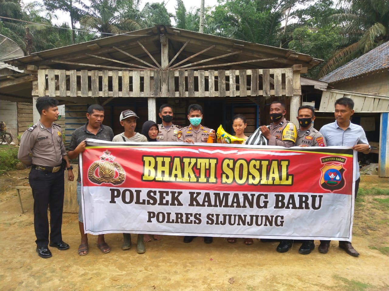 Penyerahan bansos oleh Polsek Kamang Baru, Rabu (27/4/22).