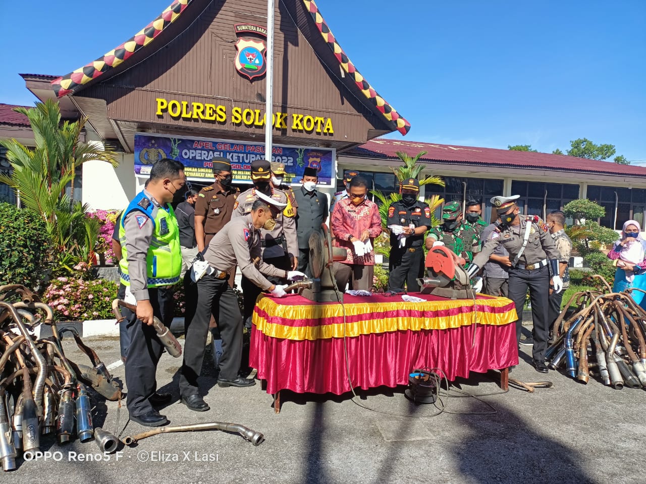 Pemusnahkan 216 knalpot racing, di Mako Polres Solok Kota, Jumat (22/4/22).