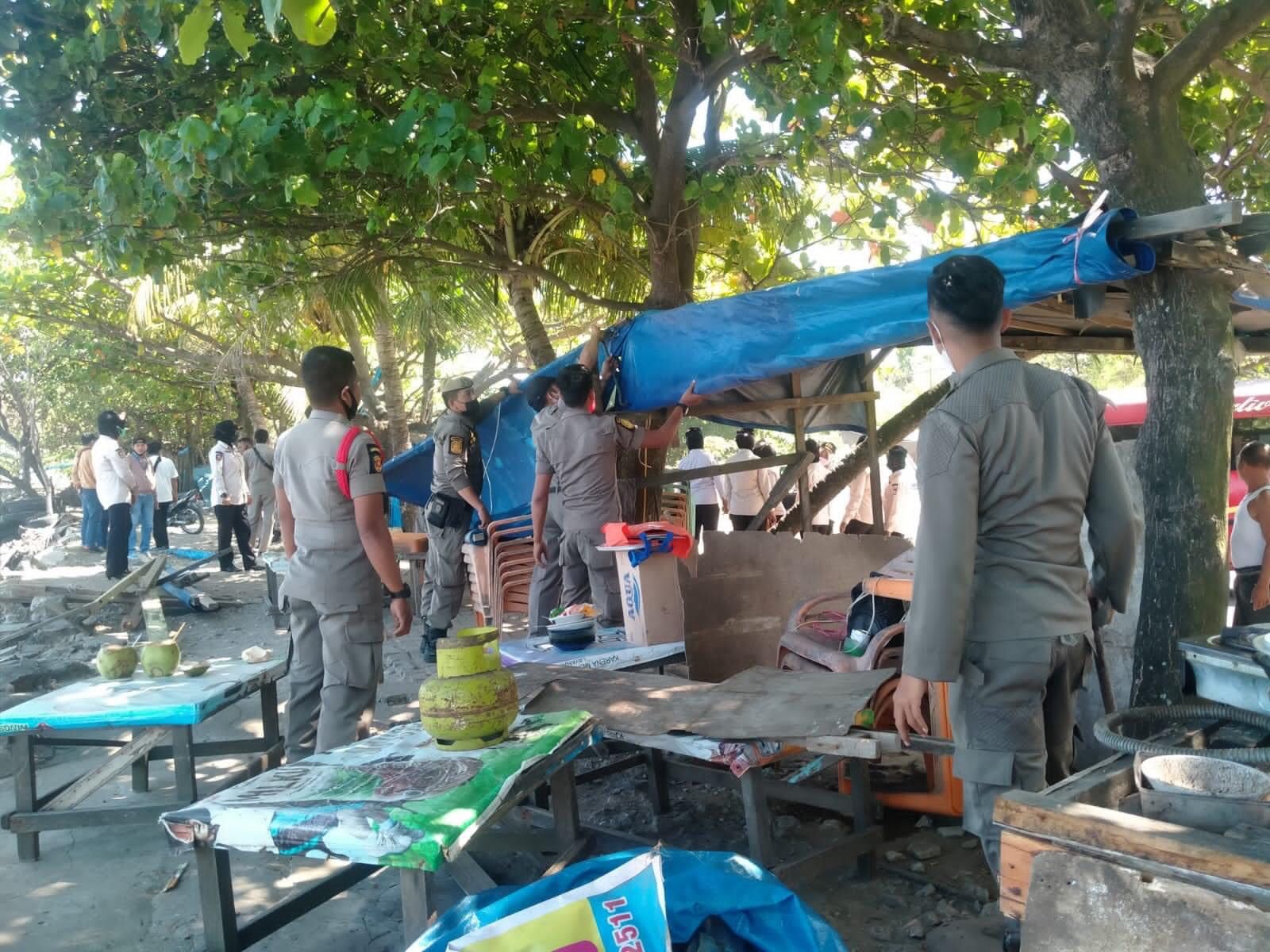 Satpol PP Padang membongkar puluhan Lapak PKL, Jumat pagi (1/4/22).