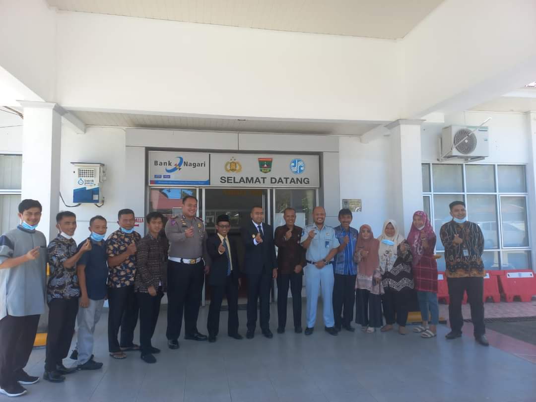 Wakil Gubernur Sumbar Audy di Kantor UPTD Samsat Pesisir, Kamis (14/4/22).