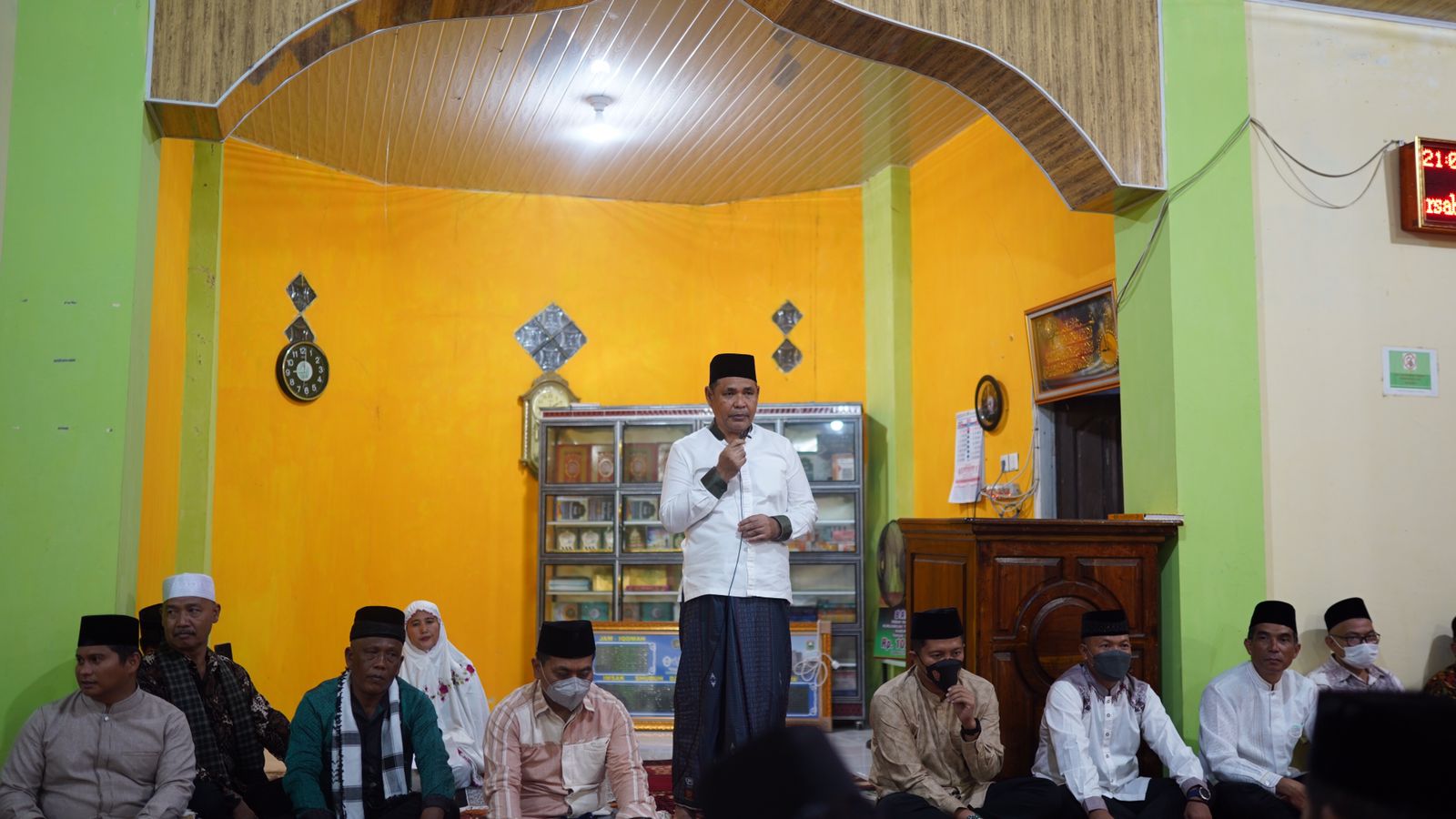 Bupati Solok Epyardi Asda dalam kegiatan Safari Ramadhan di Masjid Darussalam,Rabu (6/4/22).