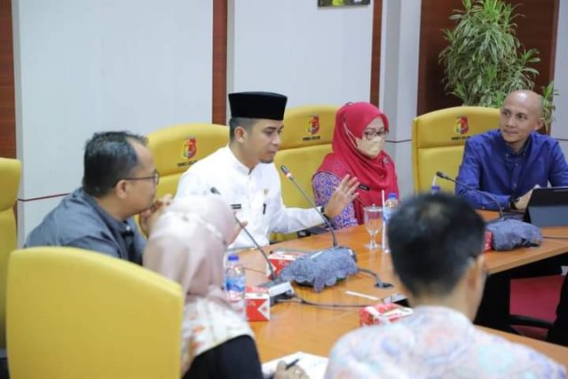 Wakil Wali Kota Solok Dr. Ramadhani Kirana Putra ketika dikunjungi BRI cabang Solok, Jumat (13/5/22).
