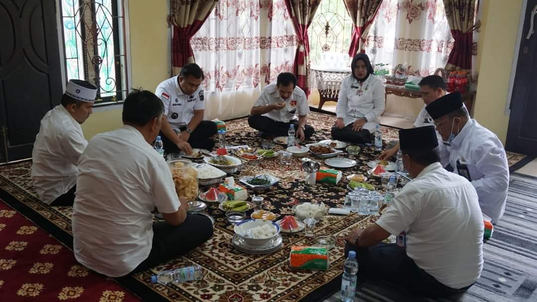 Bupati Sutan Riska hadiri halal bihalal di kediaman Sekda Dharmasraya, Rabu (11/5/22).