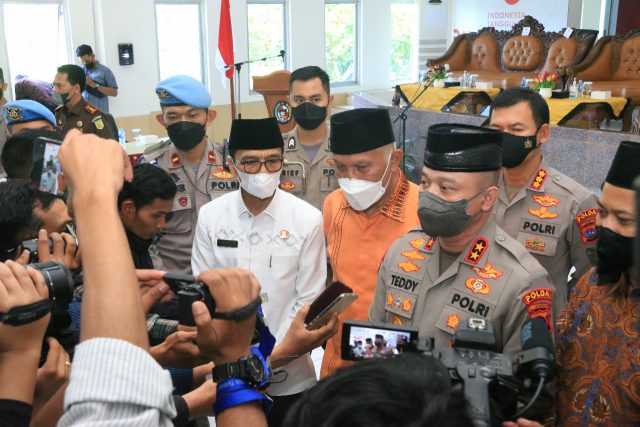 Kapolda Sumbar Irjen Pol Teddy Minahasa usai menghadiri prosesi cabut ba’iat massal, Kamis (12/5/22).