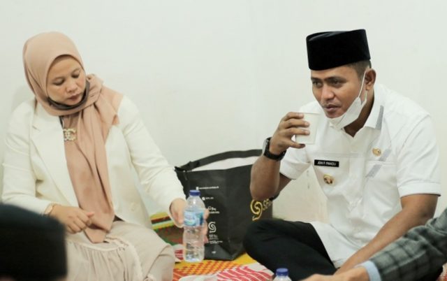 Wabup Solok Jon Firman Pandu bersama Istri (Foto: Humas Pemkab Solok)