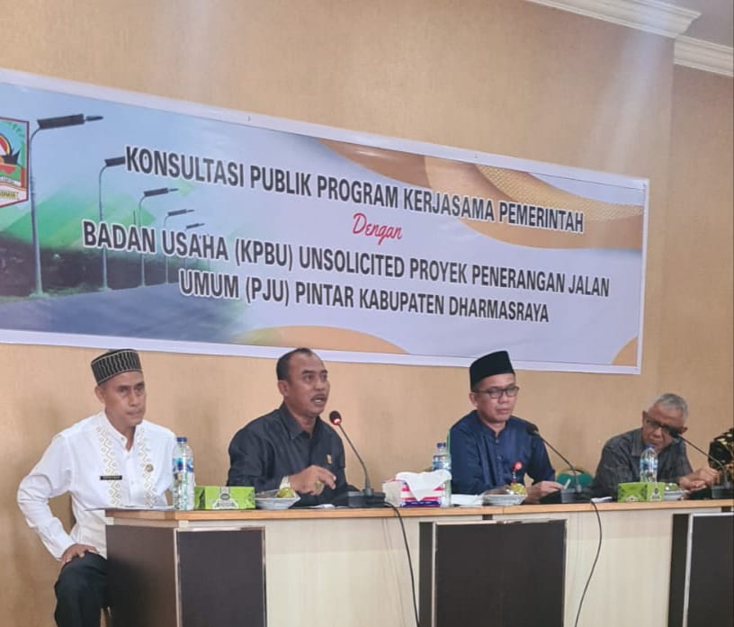 Konsultasi publik program KPBU terkait proyek (PJU) Pintar, di aula Kantor Bupati Dharmasraya, Jumat (27/5/22).