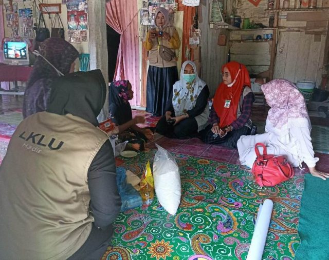 LKLU saat menyerahkan bantuan kepada salah seorang lansia di Kabupaten Dharmasraya