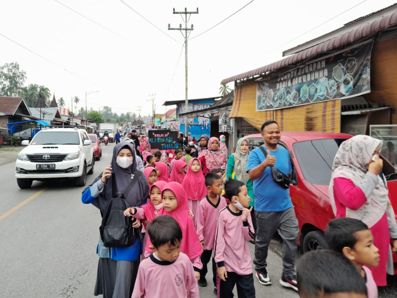 Kegiatan jalan sehat Yayasan Bunda Sa’adiah, Sabtu (21/5/22).