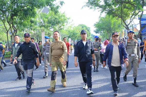 PJ Wali Kota Pekanbaru Muflihun dan rombongan mengikuti Car Free Day (CFD) di Jalan Jendral Sudirman - Pekanbaru.go.id