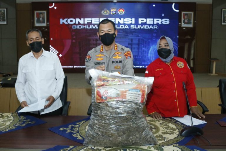 Konferensi pers kasus perniagaan satwa dilindungi oleh Kabid Humas Polda Sumbar Kombes Pol Satake Bayu Setianto, S.Ik, Rabu (8/6/22).