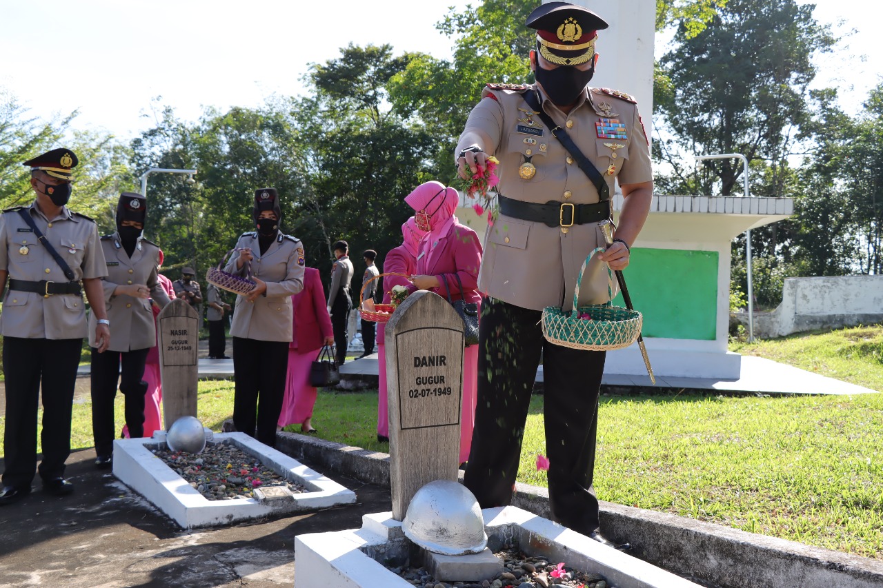 Kapolres Sijunjung AKBP Muhammad Ikhwan Lazuardi ketika tabur bunga di makam pahlawan rangka HUT Bhayangkara ke-76.