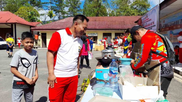 Kapolres Solok AKBP Apri Wibowo, S.Ik, dalam kegiatan lomba memasak rangka HUT Bhayangkara ke-76, Arosuka, Minggu (19/6/22).