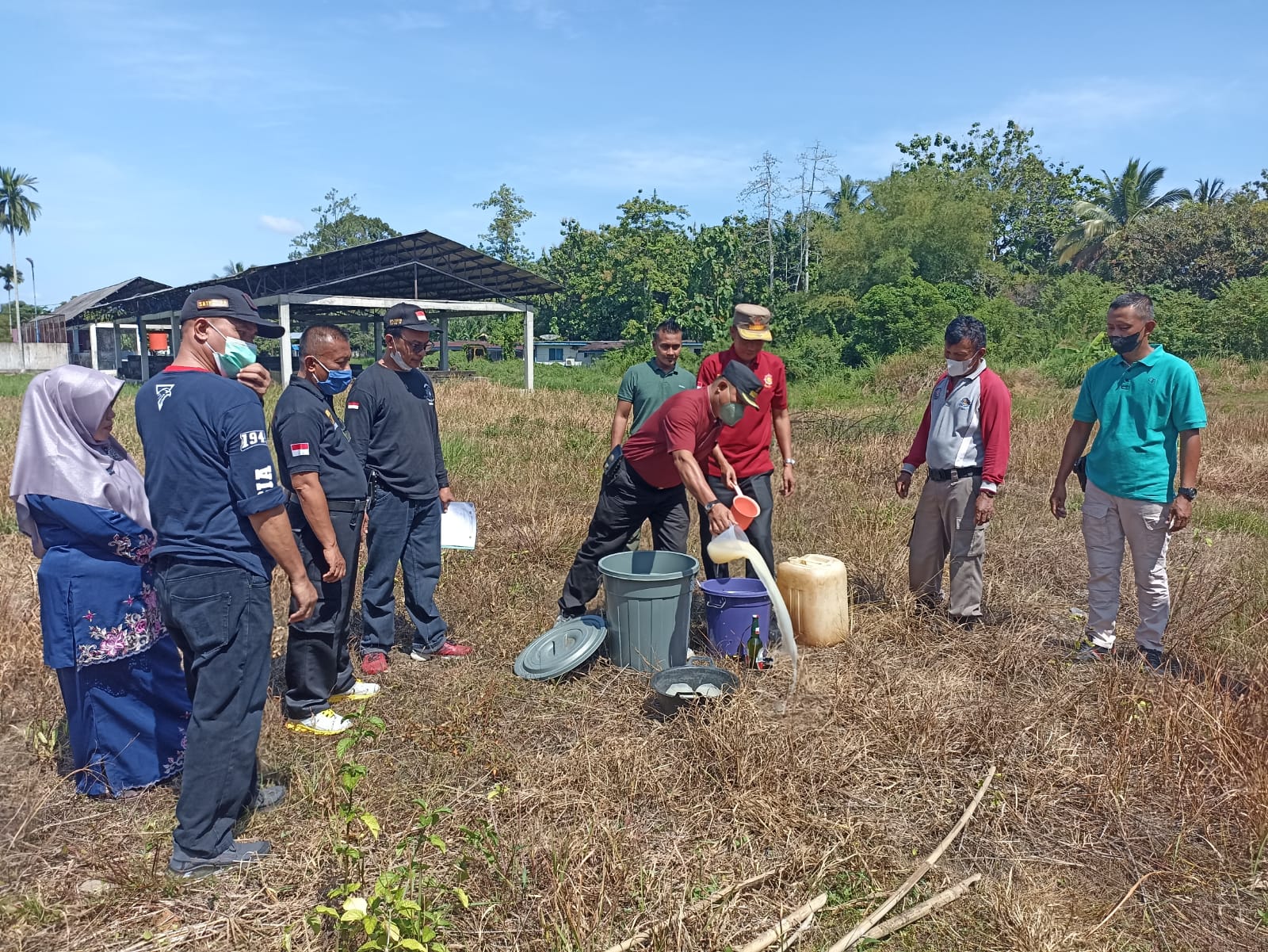 Pemusnahan barbuk temuan razia Pekat oleh Satpol PP dan Damkar Dharmasraya.