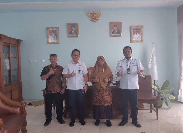 Kepala Jasa Raharja Perwakilan Solok Piter didampingi petugas pelayanan Hendri bersama Direktur RSUD M. Natsir dr. Elvi Fitraneti, Sp.PD.Finasim dan Wakil Direktur Umum dan SDM dr. ElFahmi, Sp.THT saat mengunjungi RSUD M. Natsir di Kota Solok, pada Kamis (16/6/2022).