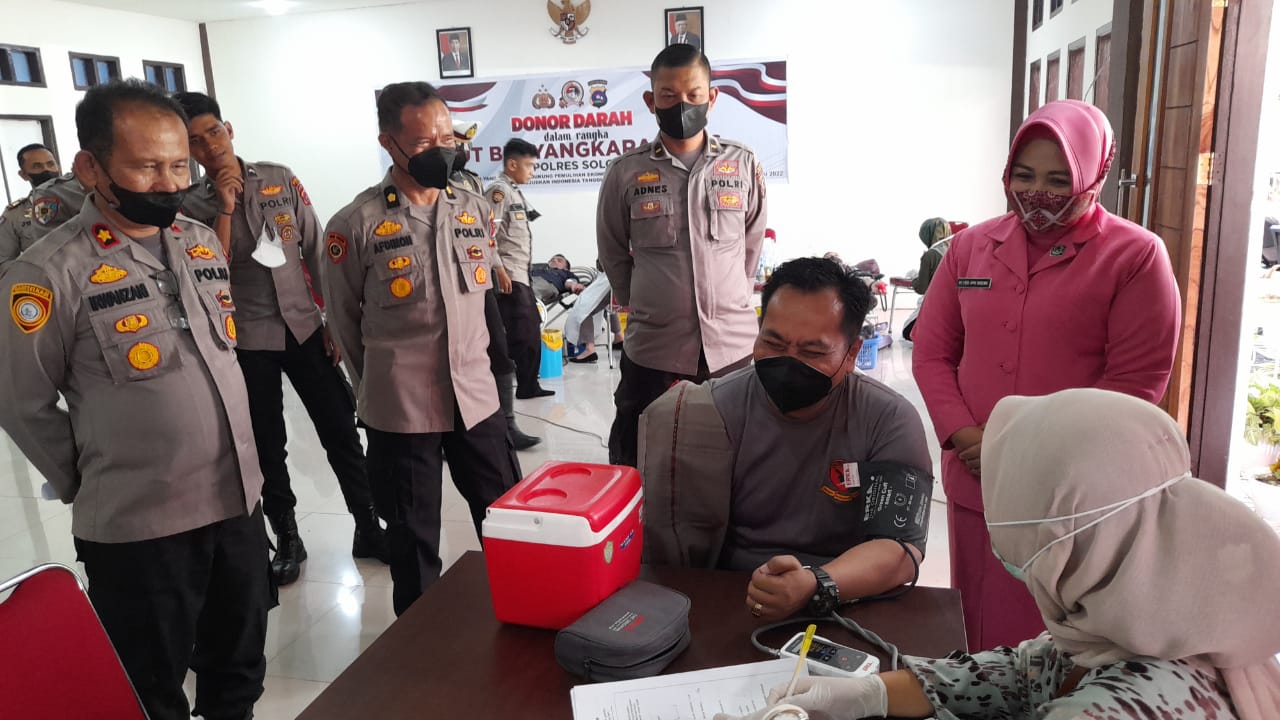 Terlihat, Kapolres Solok, AKBP Apri Wibowo, S.I.K, saat melakukan cek tensi, sebelum melakukan donor darah, Selasa (7/6/22) di Gedung Bhayangkari Polres Solok