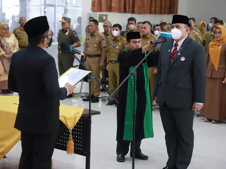 Wali Kota Padang Hendri Septa melantik Andree Harmadi Algamar sebagai Sekda defenitif Kota Padang, Senin (13/6/2022)