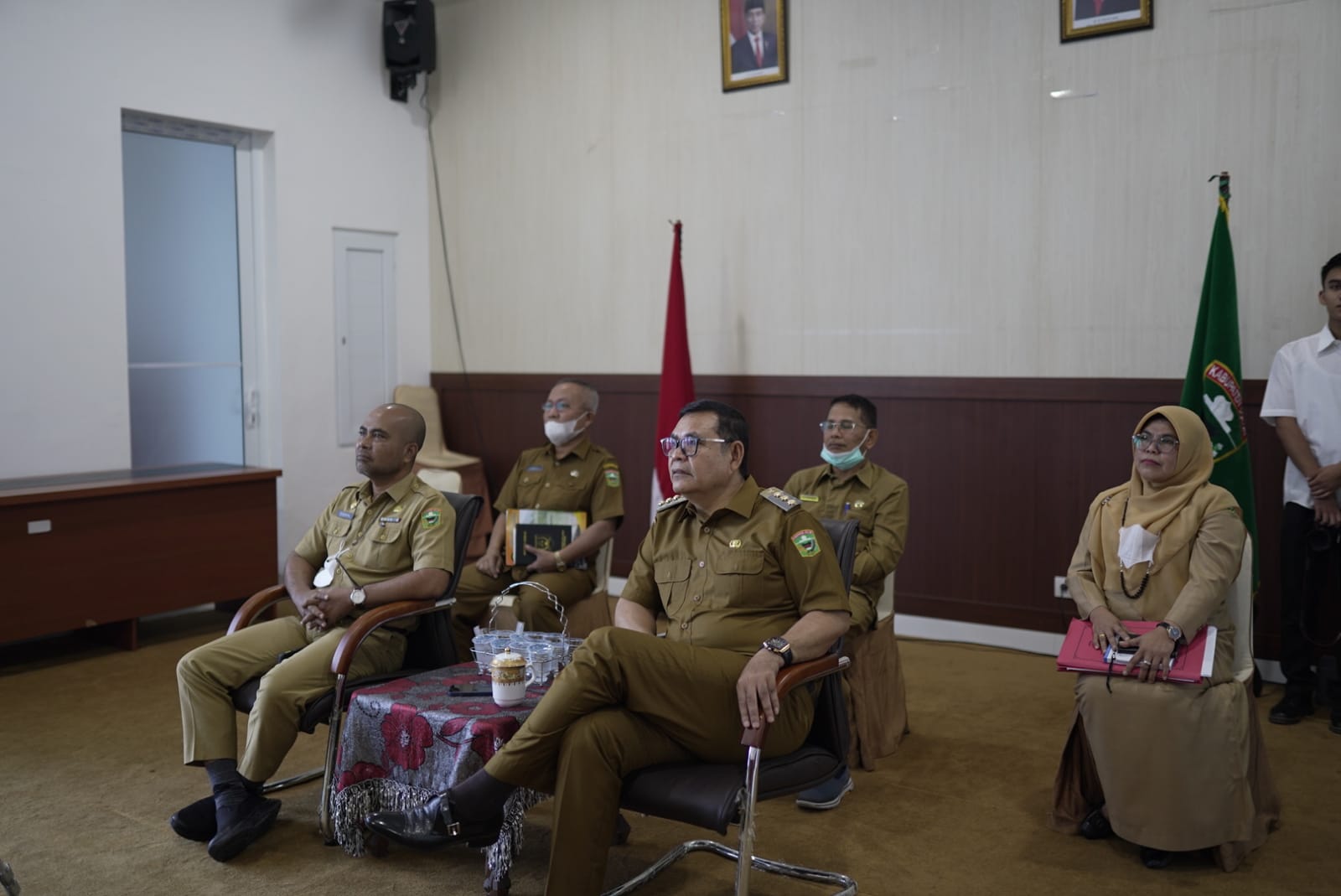 Bupati Solok, Capt. H. Epyardi Asda, M.Mar, saat mengikuti Video Conference dengan Presiden RI Joko Widodo, mengenai Rapat Koordinasi Nasional Pengawasan Intern Pemerintah Tahun 2022, Selasa (14/6/22)