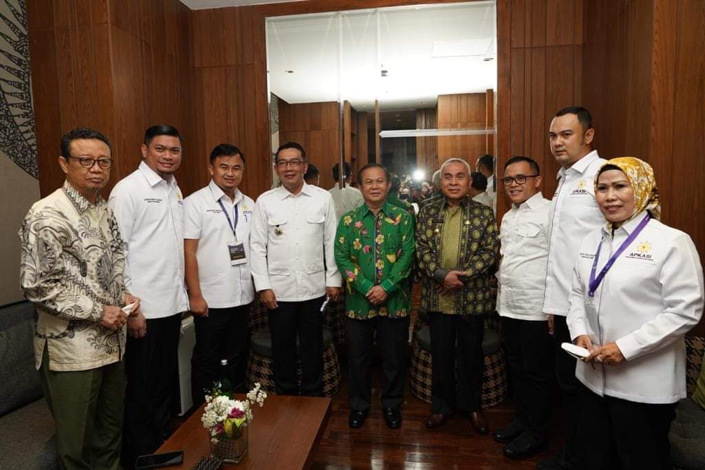 Ketua Umum APKASI Sutan Riska Tuanku Kerajaan, foto bersama pada Rakernas XIV di Hotel Pullman Vimala, Ciawi, Kabupaten Bogor, Sabtu (18/6).