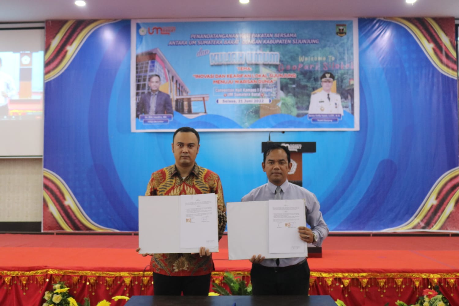 Bupati Sijunjung Benny Dwifa Yuswir bersama Rektor Universitas Muhammadiyah Sumatera Barat Riki Saputra, usai menandatangani MoU, Selasa (21/6/22) di Convention Hall Kampus I Padang.