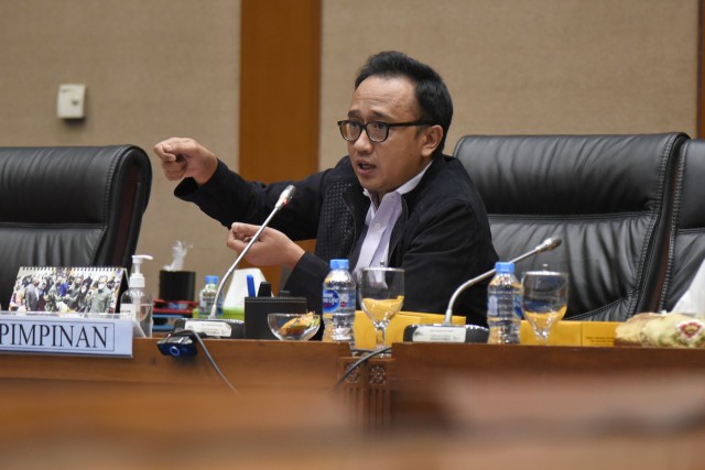 Wakil Ketua Komisi VII DPR Bambang Haryadi saat memimpin rapat Komisi VII DPR dengan BPH Migas, Kamis (23/6/2022). Foto: DPR RI