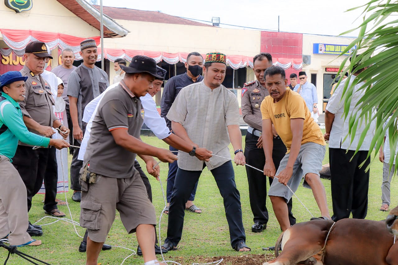 Pemotongan hewan kurban di halaman Polres Sijunjung, Minggu (10/7/22).