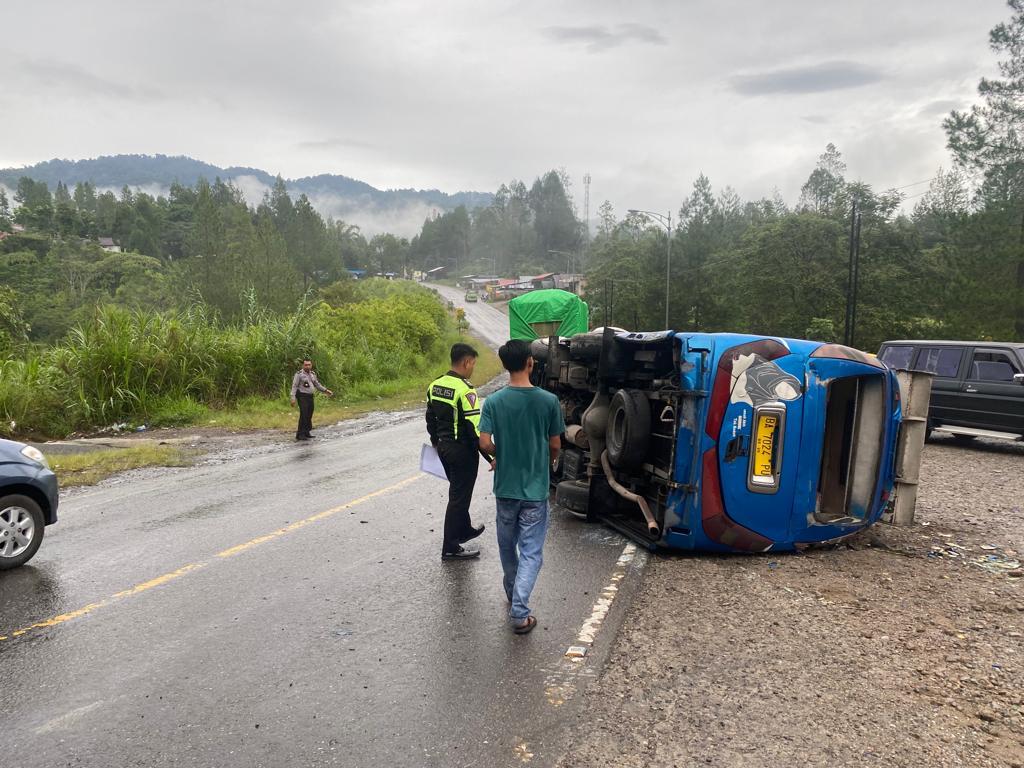 Lakalantas di Jalan Lintas Solok-Padang, Jorong Lubuk Selasih, Nagari Batang Barus, Kecamatan Gunung Talang, Kabupaten Solok, Selasa (12/7/22) pagi.