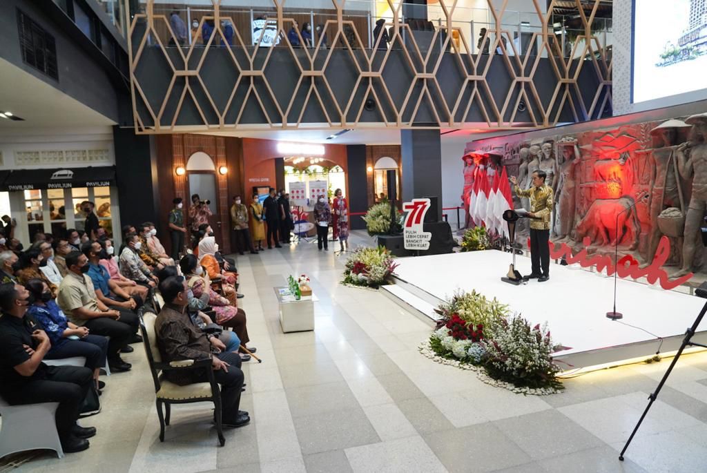 Presiden Joko Widodo meresmikan Transformasi Pusat Perbelanjaan Sarinah di Gedung Sarinah, Jalan MH Thamrin, Jakarta Pusat, Kamis (14/7/2022)