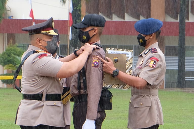 Wakapolda Sumbar buka Diktukba Polri gelombang II TA. 2022 yang ditandai dengan memasangkan tanda pangkat siswa