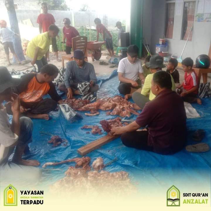 Penyembelihan hewan kurban oleh Yayasan Pendidikan Anzalat, Sabtu (9/7/22).