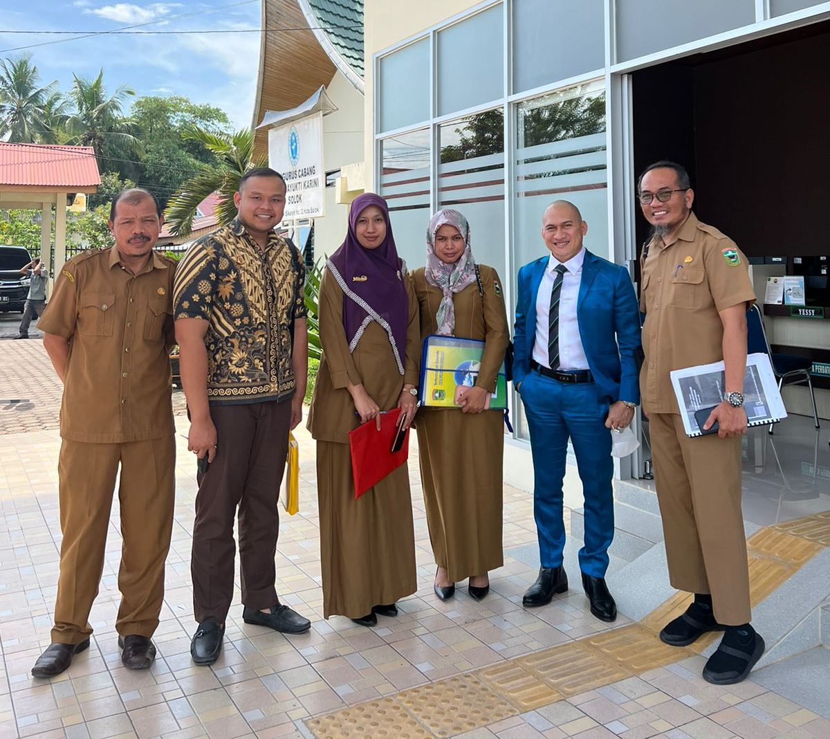 Pengacara Pemda Kabupaten Solok Dr. Suharizal, S.H., M.H., bersama Bagian Aset dan Bagian Hukum Pemda Kabupaten Solok, Kamis (25/8/22).