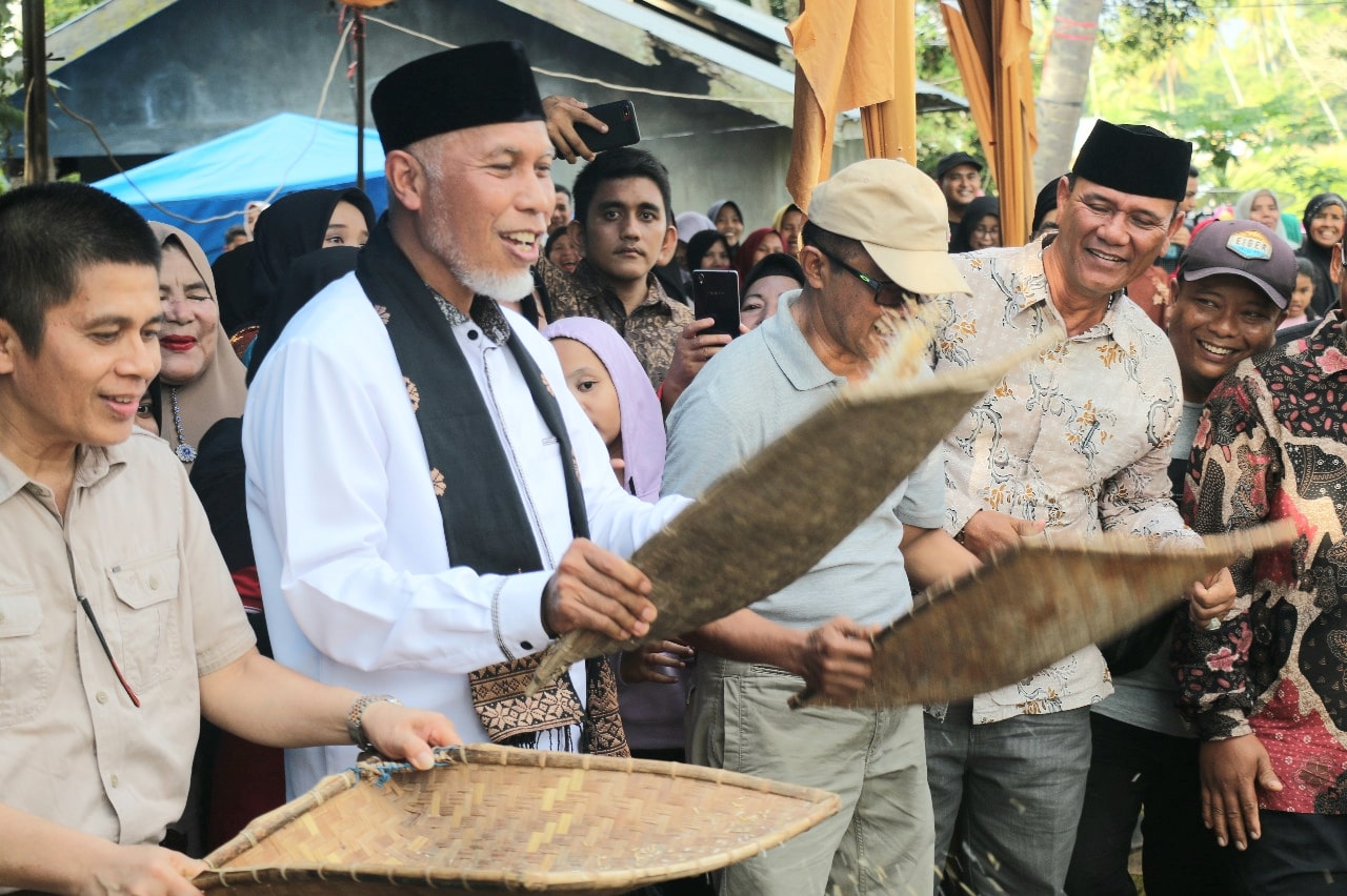 Gubernur Sumbar Mahyeldi di pesta rakyat di Jorong Kapalo Koto, Nagari Padang Sibusuak, Kecamatan Kupitan, Kabupaten Sijunjung, Minggu (28/8/22).