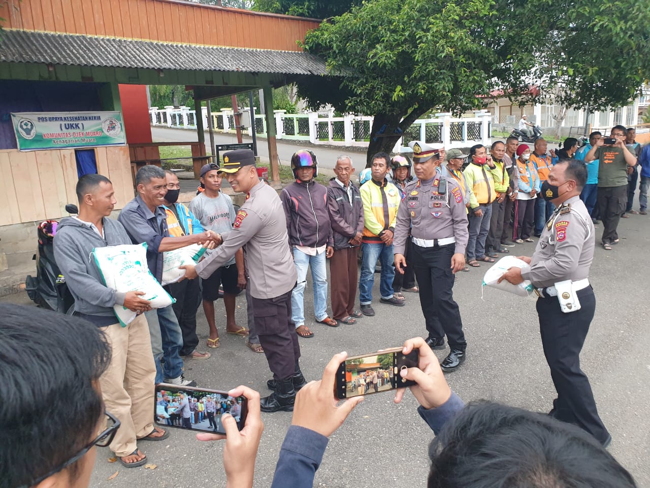 Penyerahan paket sembako kepada tukang ojek Pasar Inpres Muaro Sijunjung oleh Kapolres Sijunjung AKBP Muhammad Ikhwan Lazuardi didampingi Wakapolres Kompol Dwi Yulianto.