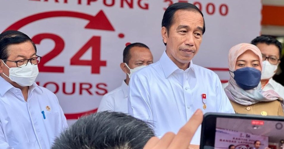 Presiden Joko Widodo meninjau langsung pembagian Bantuan Langsung Tunai (BLT) Bahan Bakar Minyak (BBM) di Kantor Pos Bandar Lampung, Sabtu (3/9/22). Foto: (BPMI Setpres)