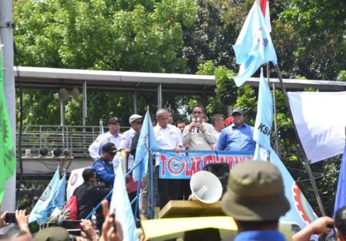 Kepala Sekretariat Presiden Heru Budi Hartono menemui secara langsung massa buruh dari KSPSI yang melakukan unjuk rasa terkait kenaikan harga BBM di kawasan Tugu Arjuna Widjaja (Patung Kuda), Jakarta, Senin (12/9/2022) (Foto: BPMI Setpres)