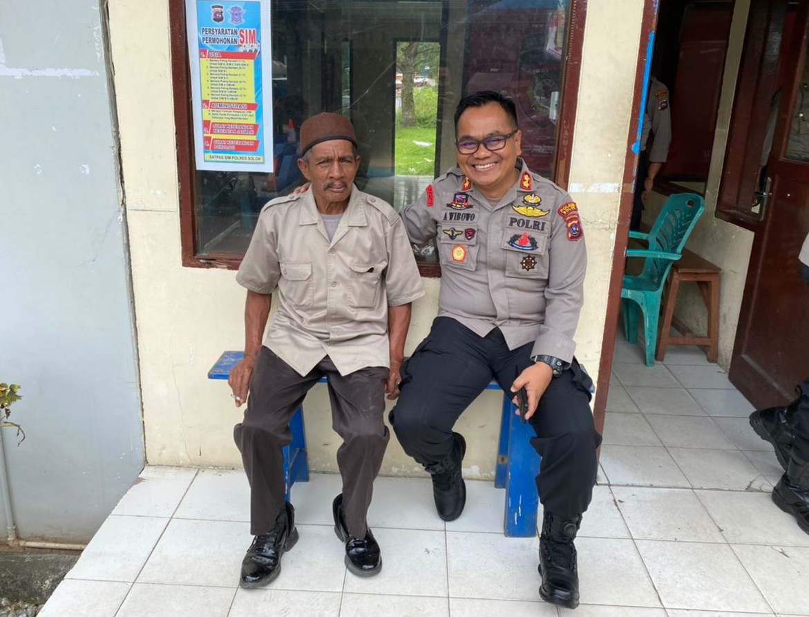 Mak Geh (70) bersama Kapolres Solok AKBP Apri Wibowo, S.Ik.