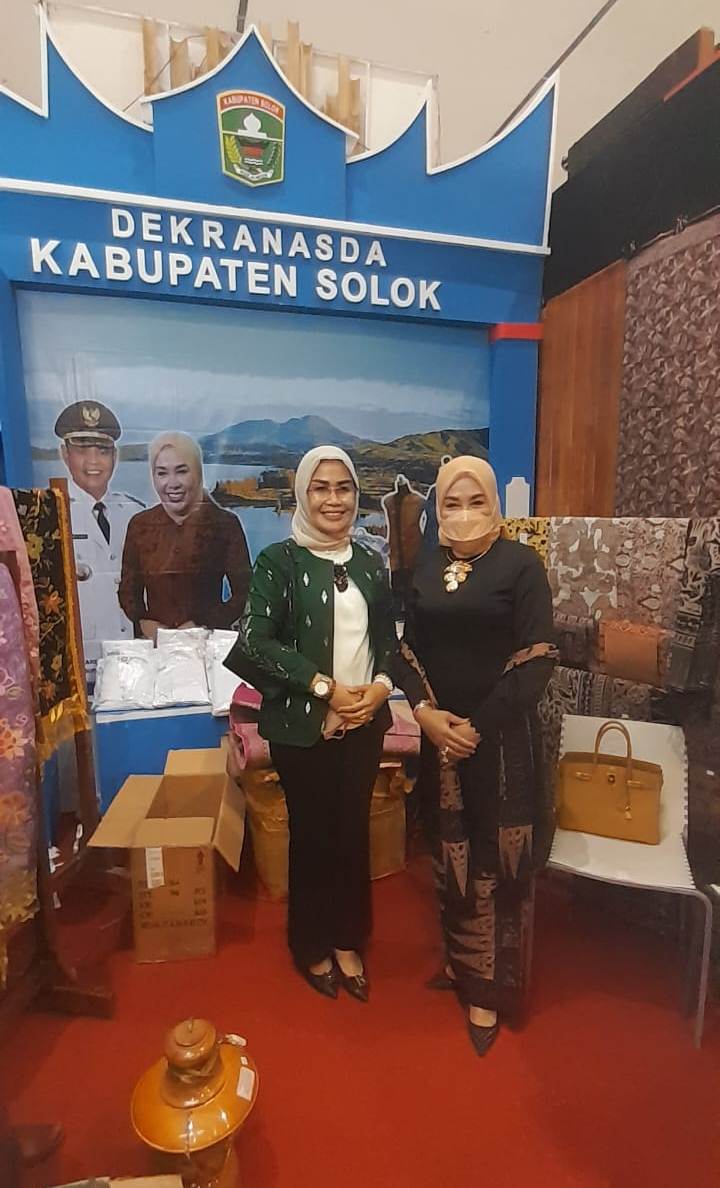 Ketua Dekranasda Kabupaten Solok Ny, Emiko Epyardi Asda, saat bersama Ketua Dekranasda Palu Diah Puspita, saat mengunjungi dan membeli produk UMKM/IKM Kabupaten Solok, pada Pameran Kriyanusa 2022 di Jakarta